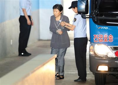 当地时间7月14日，韩国前总统朴槿惠被押往首尔中央地方法院受审。朴槿惠脚穿凉鞋，疑与脚趾受伤有关。图/视觉中国 