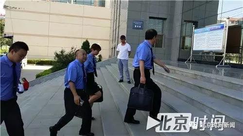 检察人员进入法庭。图/尹志艳