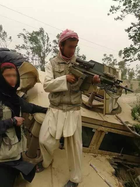 ▲塔利班武装分子手持SCAR突击步枪。