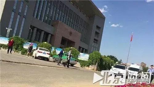 昨日下午五点左右,庭审结束,高承勇随押解车离开法院。图/尹志艳