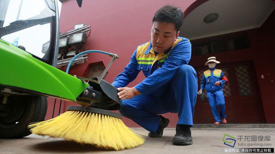每次出车前，检查洗地车是刘勇必做的工作（7月14日摄 图片来源：tuku.qianlong.com）。千龙网记者 陈健男摄