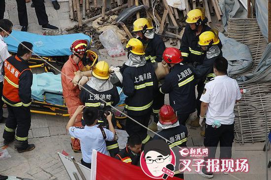 一人被抬出。萧君玮摄