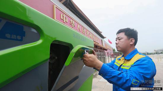 对刘勇来说，洗地车就像家人一样（7月14日摄 图片来源：tuku.qianlong.com）。千龙网记者 陈健男摄