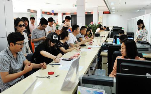 资料图片：2017年5月20日，新人在民政局婚姻登记处登记结婚。新华社记者王晓摄