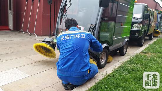 每次出车回来的刘勇都是被汗水浸透了衣服，但他并没有第一时间冲向休息室，而是对作业车辆进行了一次小体检，确保下次出车可以稳定正常工作（7月14日摄  图片来源：tuku.qianlong.com）。千龙网发 刘宇摄