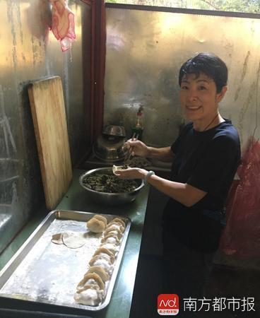 自愿者们在包饺子。