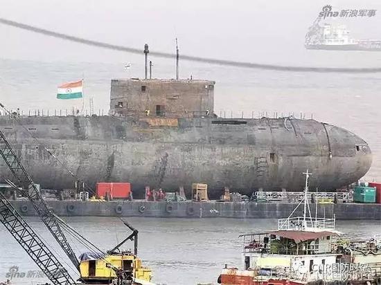  据印度当地媒体报道，印度海军“辛杜拉克沙”号潜艇作为靶舰巳于上月在孟买外海被击沉至3千米海底。（图片来源于网络） 