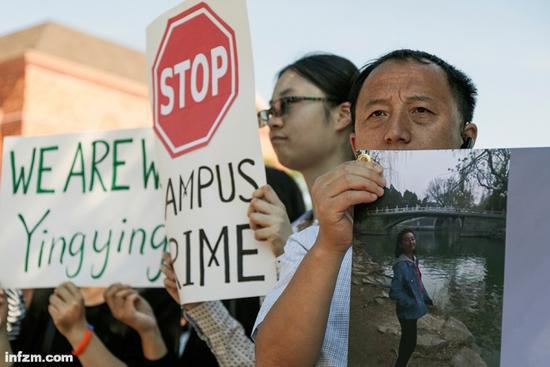 美国伊利诺伊州厄巴纳，当地华人呼吁伸张正义、严惩凶手。（视觉中国/图）
