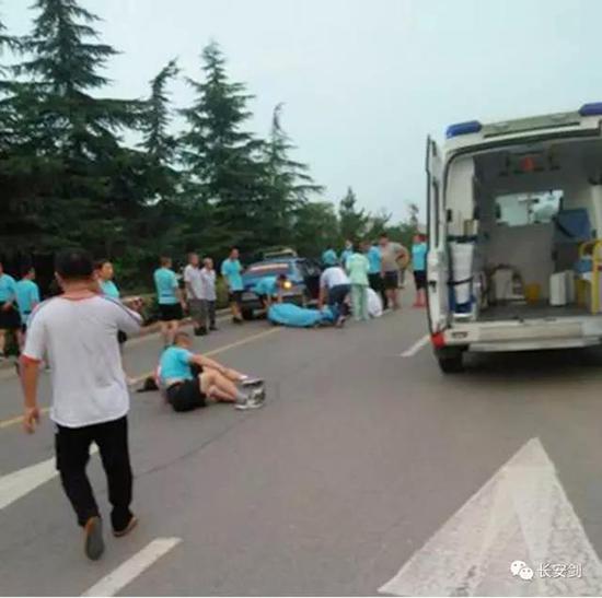 山东临沂出租车撞上了暴走团，由此引发舆论争议。
