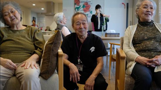 70岁的田坂先生已经在日本横滨的十字心医院工作了五年 图片来源:CNN