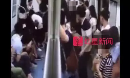 ▲ 一男子突然在地铁车厢晕倒,众人望向他晕倒的位置 图片来源:深圳地铁运营微博视频截图