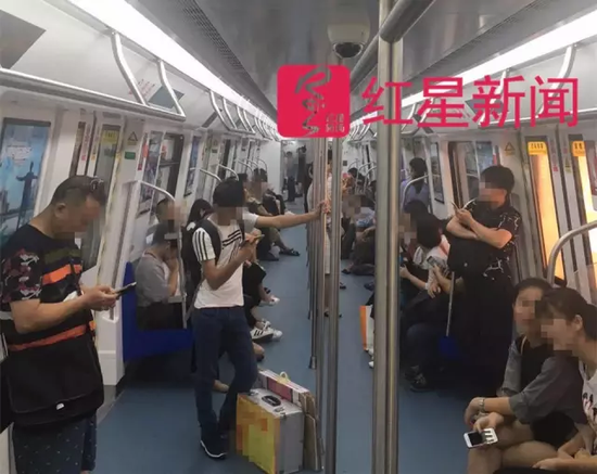 ▲ 发生事件后,第二天的深圳地铁车厢内 图片来源:红星新闻