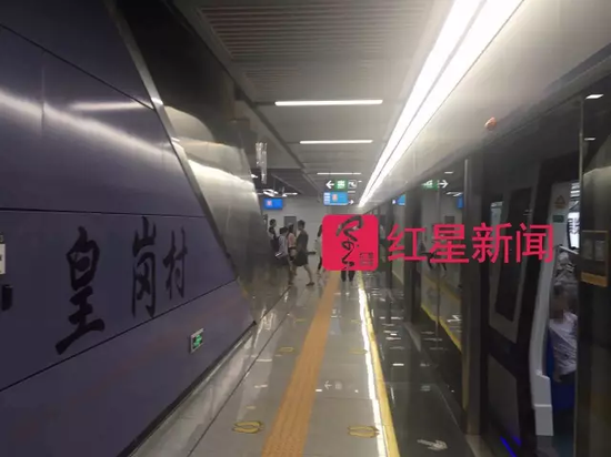 ▲ 发生事件后,第二天的深圳地铁皇岗村站 图片来源:红星新闻