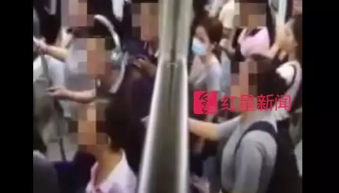 ▲ 事发之前的地铁车厢内 图片来源:深圳地铁运营微博视频截图