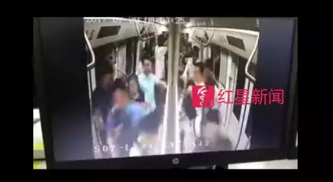 ▲ 有人在地铁车厢内开始奔跑,带动了其他人跟着奔跑 图片来源:深圳地铁运营微博视频截图