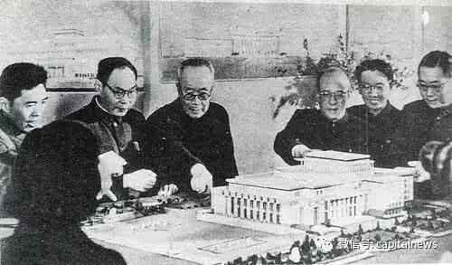 刘冰（左一）与清华大学校领导在一起