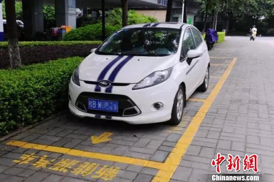 非新能源汽车因停在新能源车位被当地交警部门处罚。 李宗亮摄