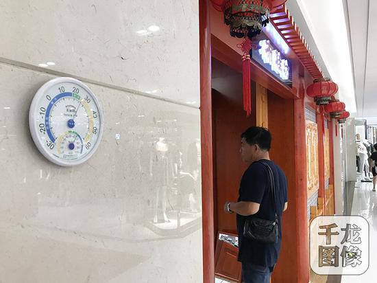 王府井百货商场三层墙体温度表的指针不偏不倚地停留在26度。图为王府井百货商场。千龙网记者 查甜甜摄