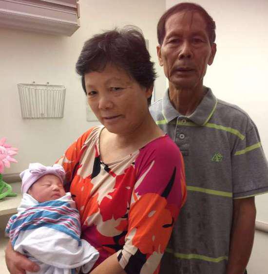 刘文健的父母到医院看望孙女 