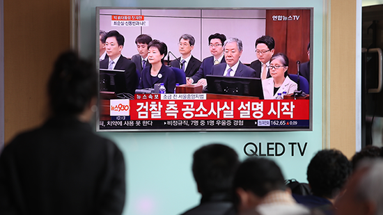 韩国民众在看朴槿惠总统弹劾案宣判的直播