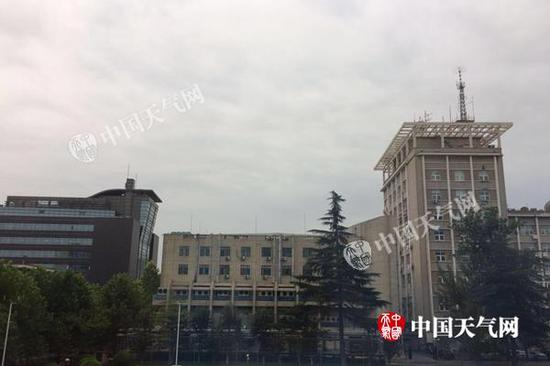 今天早晨,北京海淀天空阴沉,出现零星雨水。