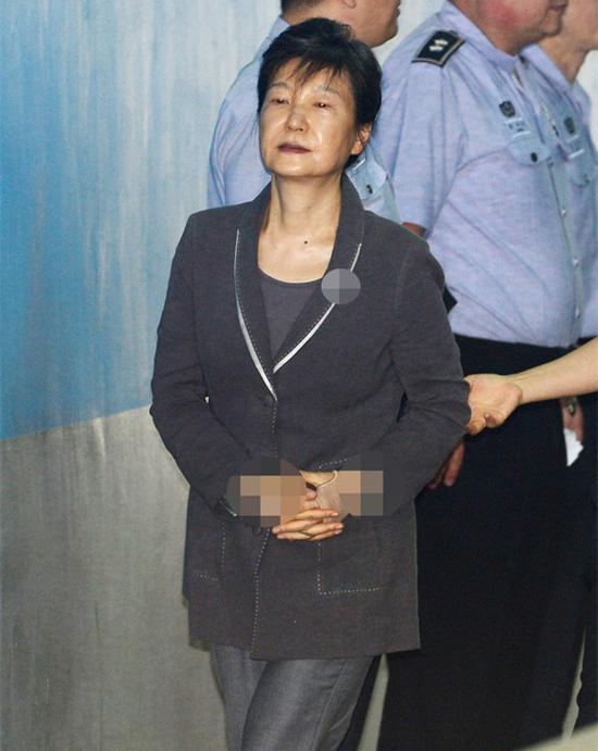 朴槿惠出庭受审神情异常严肃 脚步沉重几度闭