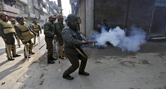  图为印度警方在测试“臭弹”。