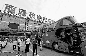 昨天,从丽泽客运站到新发地客运站的免费接驳车已经开始拉客。北京晨报记者 李木易/摄