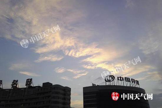 今晨，北京上空云量较多。（图/付治龙）