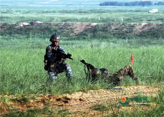 2016年8月1日至3日，“跨越-2016·朱日和B”实兵对抗演习。红蓝双方队员对峙。（资料图）
