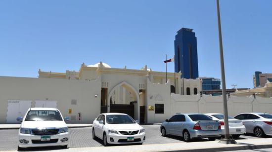 2017年6月5日，在巴林首都麦纳麦拍摄的卡塔尔驻巴林使馆。（新华社记者王波摄）