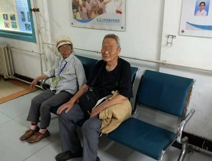 (图为因为房子被强占,只得在附近一家宠物医院栖身的一对受害老人)