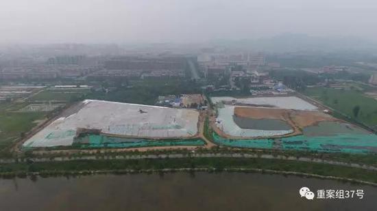 ▲从200多米俯瞰潮河北侧被白色覆盖的区域是露天垃圾填埋场。      新京报记者王飞 摄
