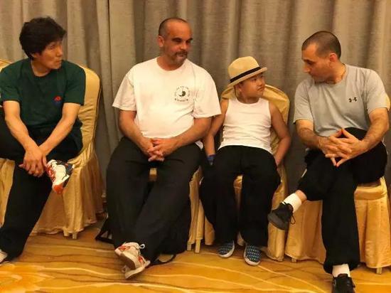 （图：国际友人团问中国小朋侪有没有学好自己国家的优异文化）