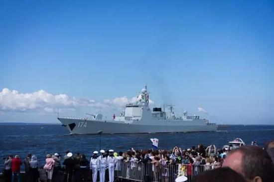 ▲中国海军“合肥”号导弹驱逐舰参加俄罗斯阅舰式。
