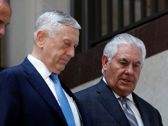  8月2日，美国国务卿蒂勒森（右）与国防部长马蒂斯走向参议院外交委员会听证会会场。（新华/路透）