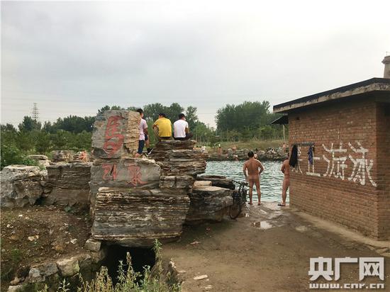 　　北京市房山区马刨泉畔写着显着的“克制游泳”警示语