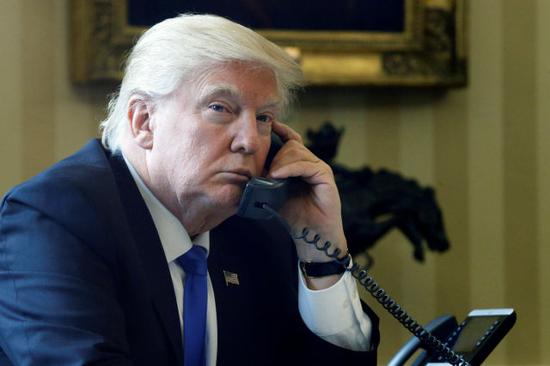 2017年1月28日，在美国首都华盛顿白宫，美国总统特朗普与俄罗斯总统普京通电话。（新华/路透）