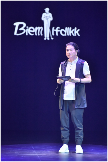 比音勒芬董事长谢秉政在发布会上致辞，打响度假旅游系列的面世之战。