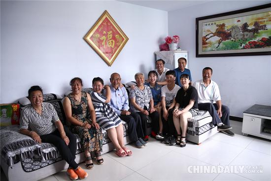 81岁的张省1962年就来塞罕坝工作了,老人一家先后有8人在林场工作。