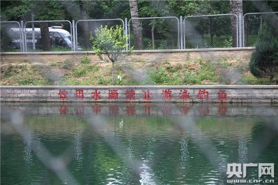  京密引水渠畔的警示标识