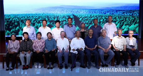 老塞罕坝人合影,他们中的很多人1962年建厂之初来到这里,将自己的一生奉献给造林事业。