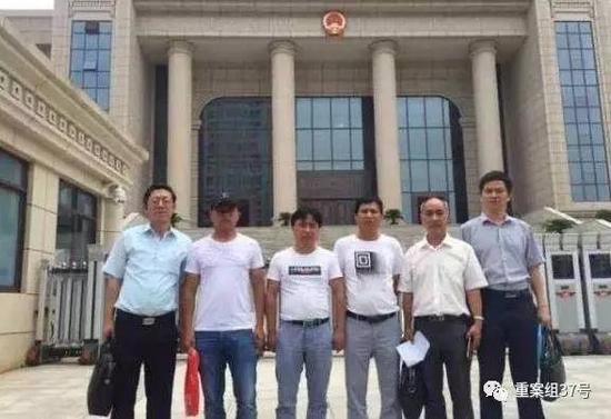 　　▲“乐平案”状师和三名赔偿请求人到江西高院相同赔偿事宜后，在法院门前合影。（左二起为程立和、方春平、程发根）。  受访者供图