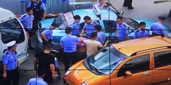 路面交警紧急调用过路的4辆社会车辆将该出租车围堵拦下,多名民警当场将车上嫌疑人成功抓捕。 本文图片均来自“南国早报”微信公众号