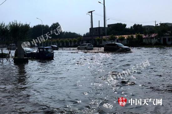 昨天下战书，铁岭遭遇短时强降雨袭击，市区城南新开道泛起严重积水。（图/高飞）