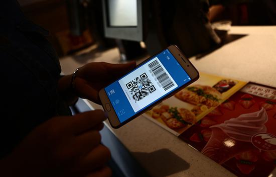 顾客用支付宝为午饭付钱。东方IC 资料
