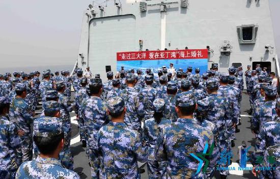 中国海军亚丁湾举行洋气婚礼 政委送新人三个