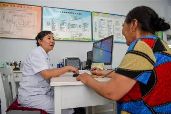 在内蒙古自治区锡林浩特市爱民社区，社区医生给居民做检查（7月21日摄）。新华社记者 连振 摄