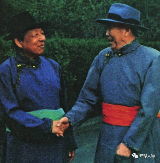 1987年8月,乌兰夫(右)和习仲勋率中央代表团参加内蒙古自治区成立40周年庆典期间,身穿蒙古袍合影。