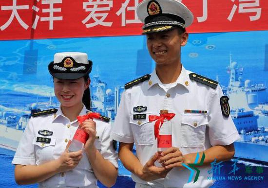 中国海军亚丁湾举行洋气婚礼 政委送新人三个